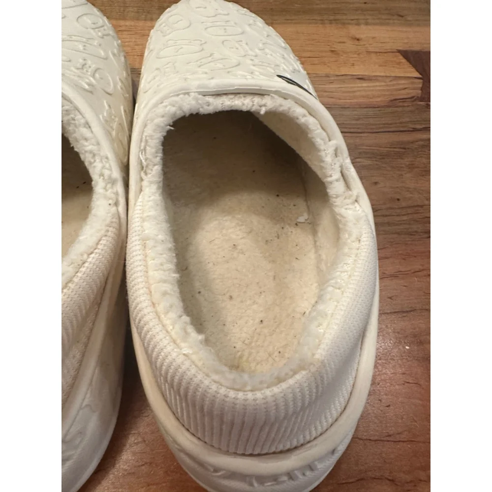 Man’s Unbranded White Slippers with Black Accents Size 10.5(44-45)